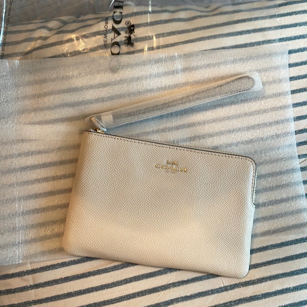 BNWT Coach wristlet ***